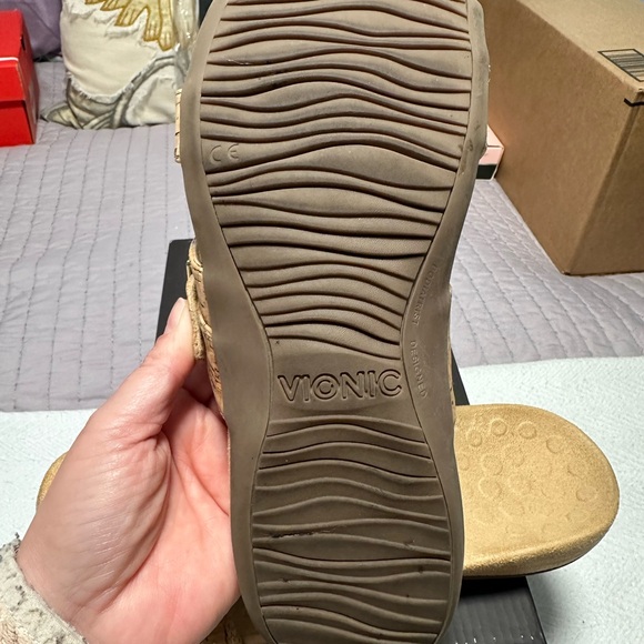 Vionic rest Skylar gold cork flip flops - Picture 5 of 8